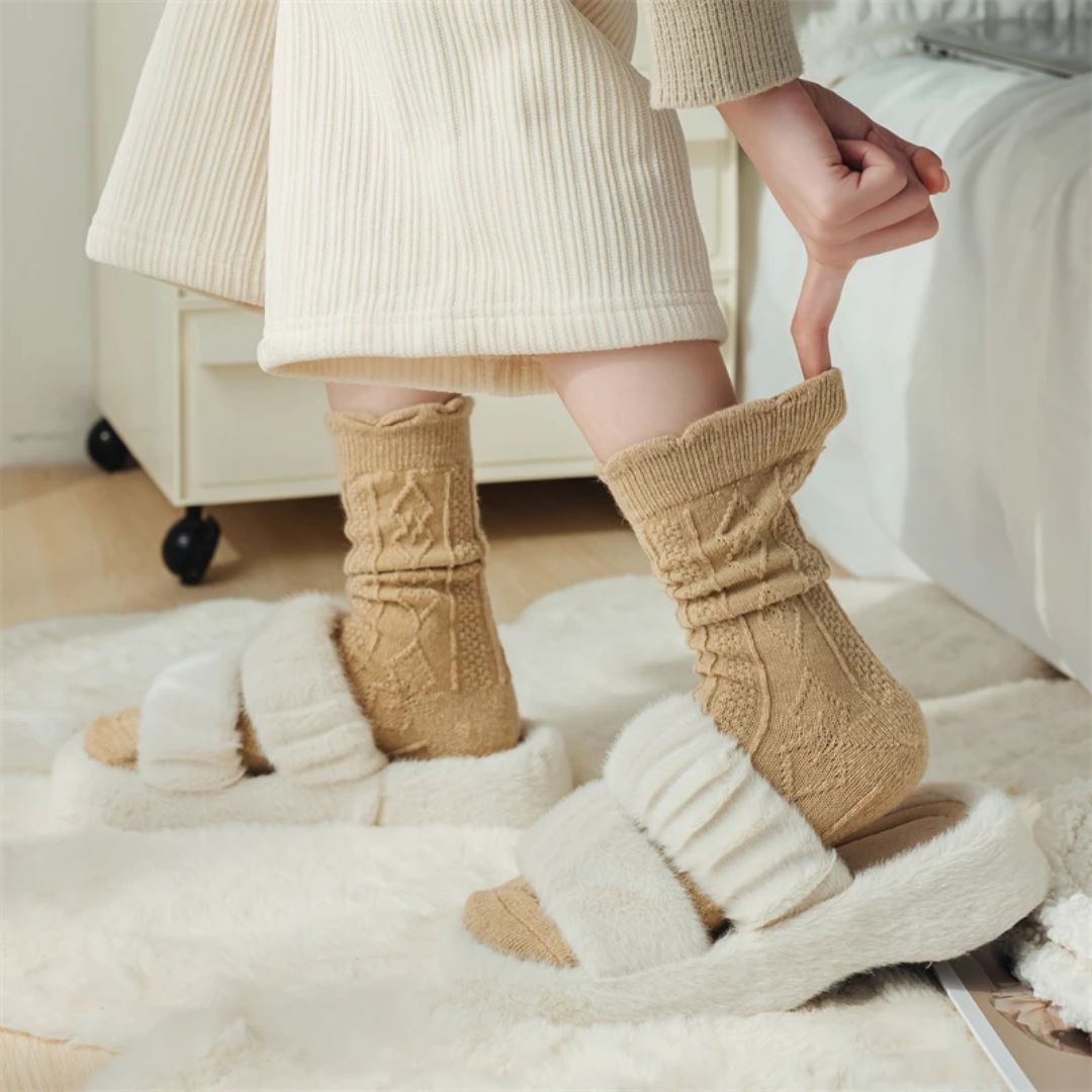Flauschige Hausschuhe Damen, cremeweiß, mit Stricksocken, gemütlich, warm, Wintermode.