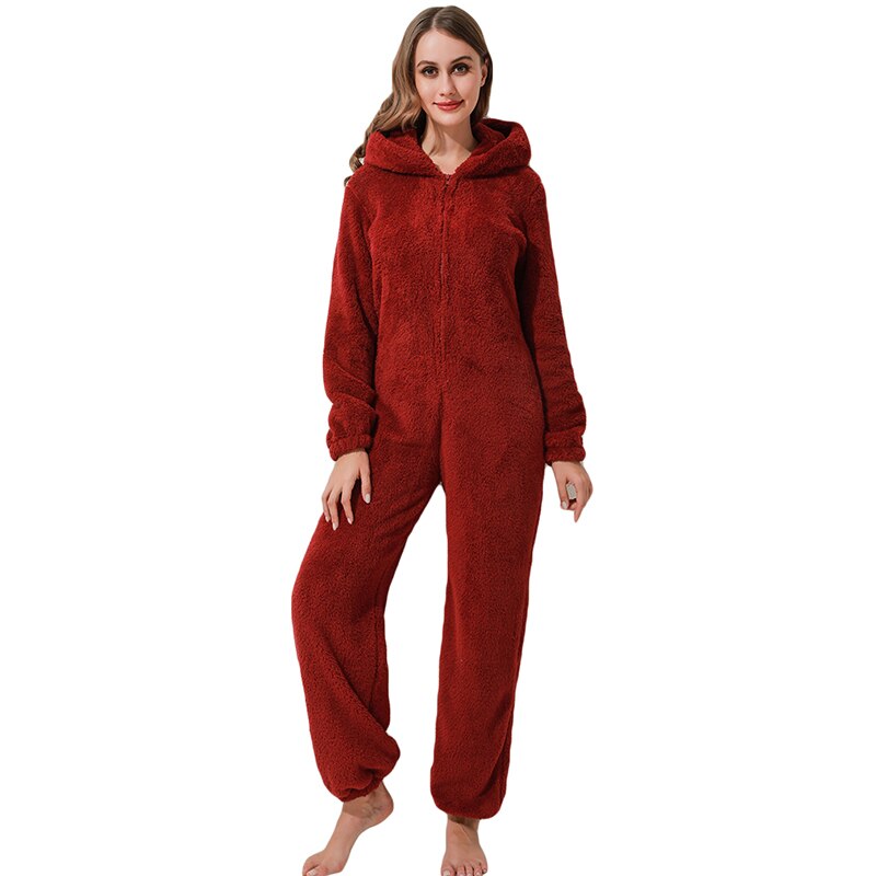 Frau in rotem Fleece-Overall mit Kapuze, gemütlicher Einteiler, Damenmode, Winterbekleidung.