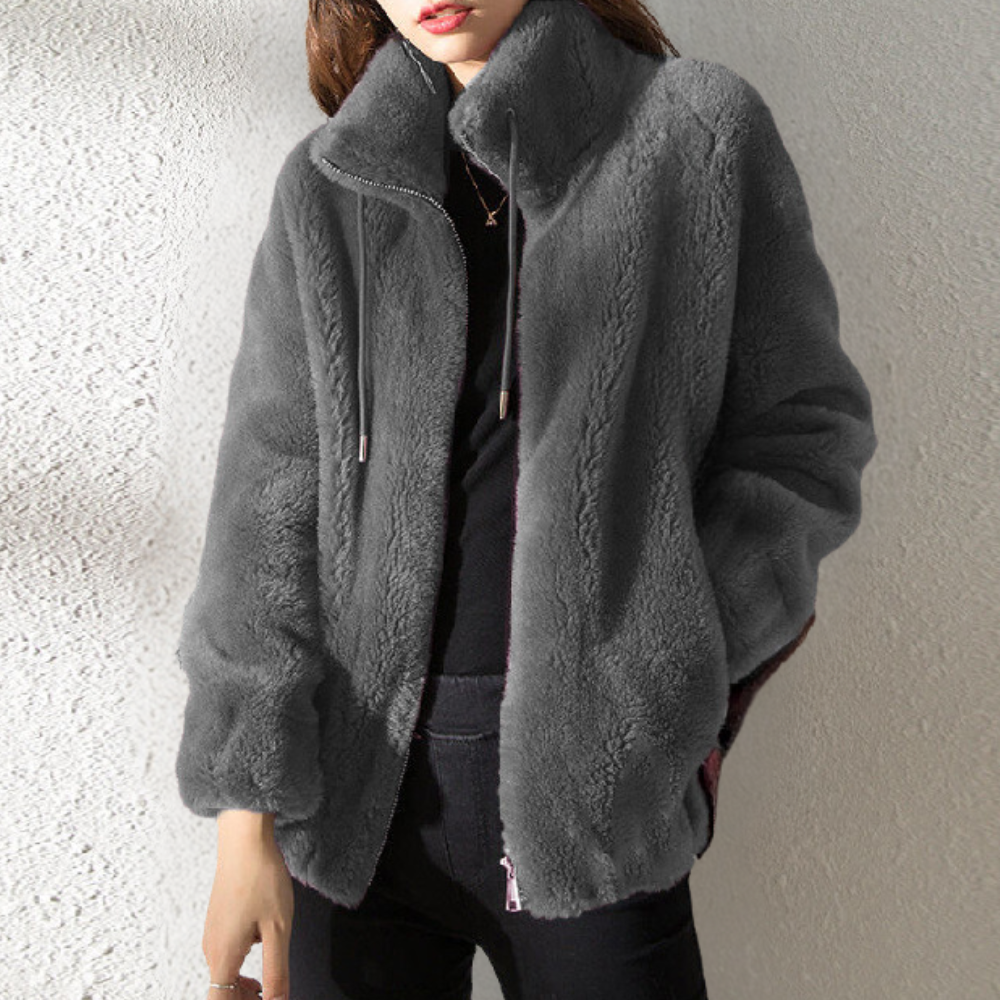 Damen Winterjacke aus grauem Kunstfell, warm und modisch, ideal für kalte Tage.