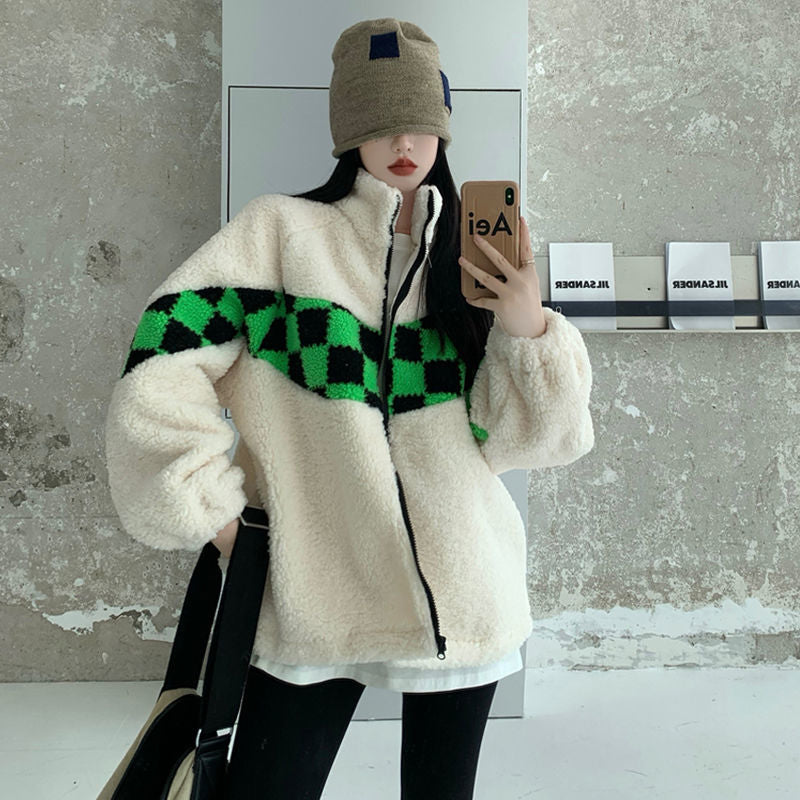 Damen Teddyjacke, weiß, mit grünem Karomuster, Reißverschluss, Wintermode, gemütlich.