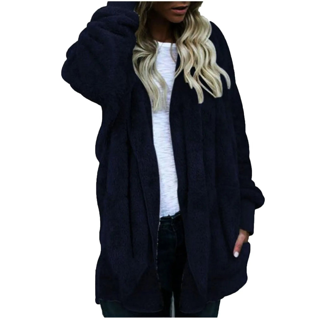 Frau in schwarzer Fleecejacke, weißem Shirt, lässiger Look, Herbstmode, Damenbekleidung.