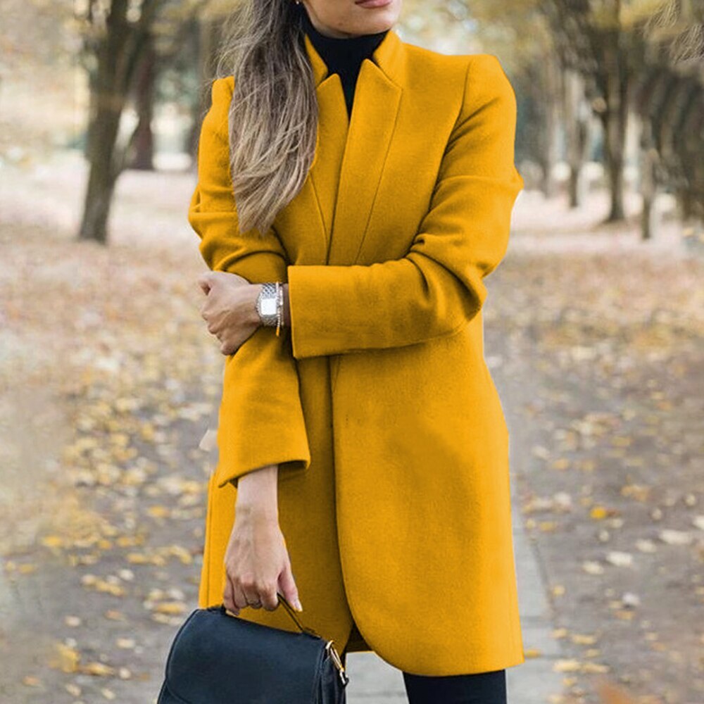 Frau im gelben Wollmantel im Herbstpark, modisch, elegant, Damenmode, Herbstoutfit.