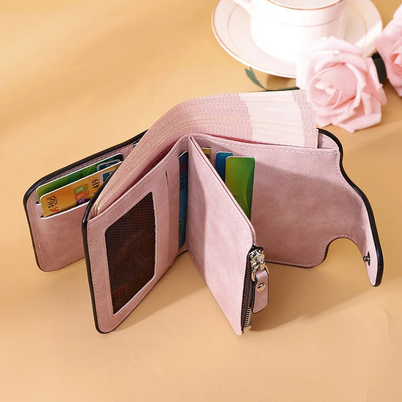 Rosa Damen-Geldbörse aus Leder mit Kartenfächern und Reißverschluss, elegant und praktisch.