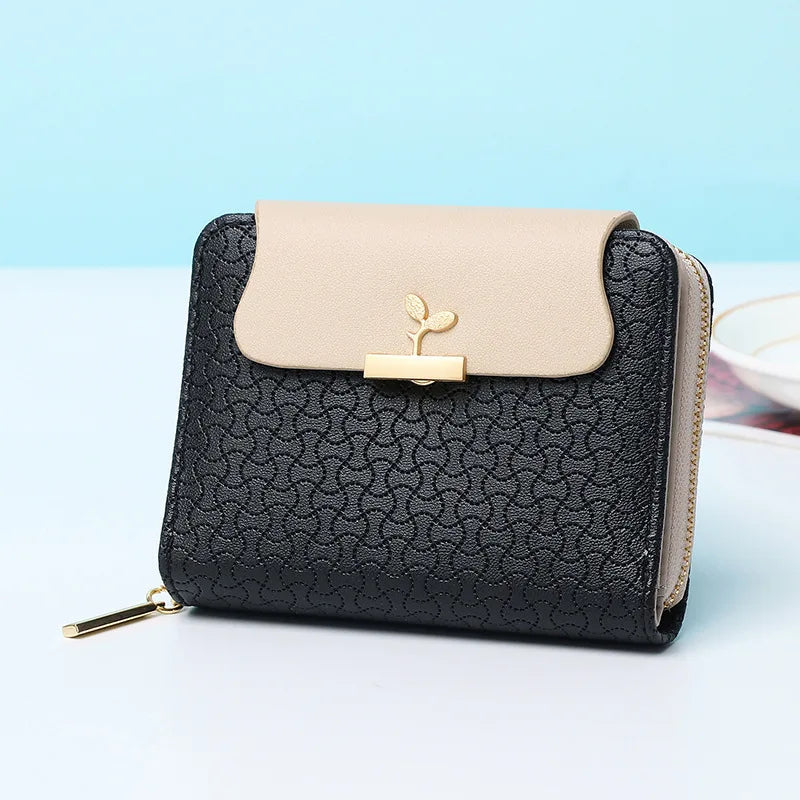Schwarze Damen-Geldbörse aus Leder mit beige Klappe, Reißverschluss, Blatt-Emblem.