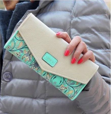 Damenhandtasche aus Leder, beige mit türkisfarbenem Muster, elegante Geldbörse, modisch.