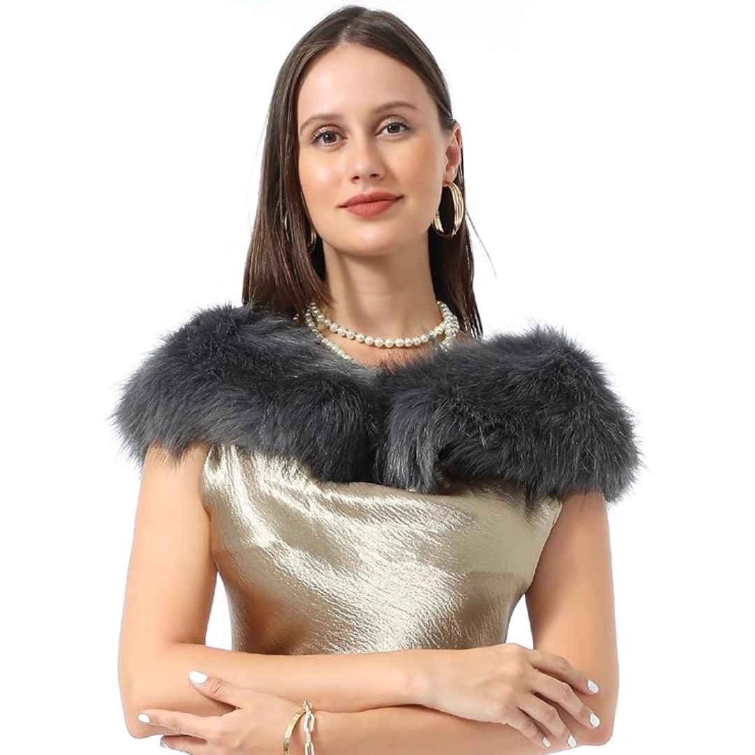 Frau in goldfarbenem Kleid mit grauem Kunstpelzkragen und Perlenkette, elegant, modisch.