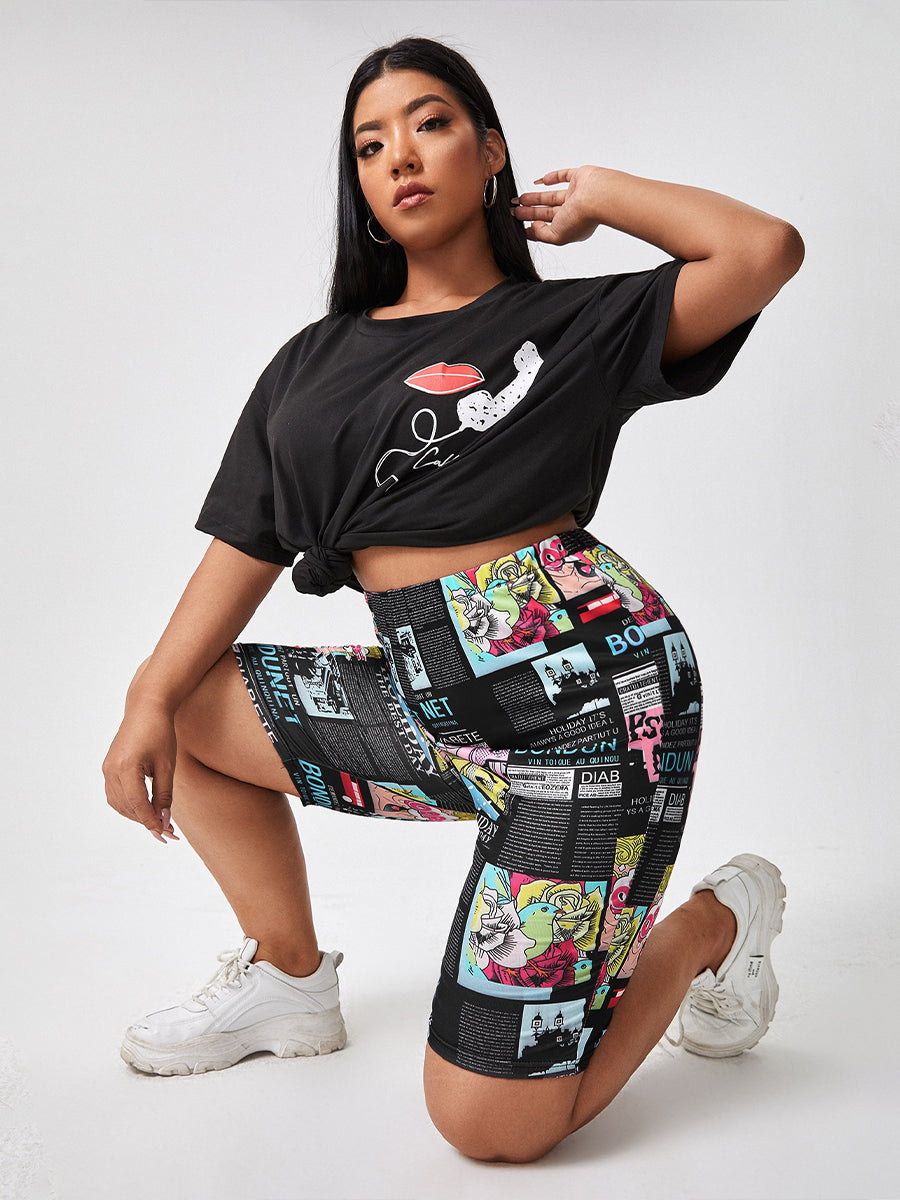 Frau in schwarzem T-Shirt und Comic-Print-Radlerhose, kniend, weiße Sneaker.