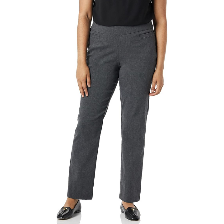 Frau in grauer Hose und schwarzem Oberteil, Business-Look, elegante schwarze Schuhe.