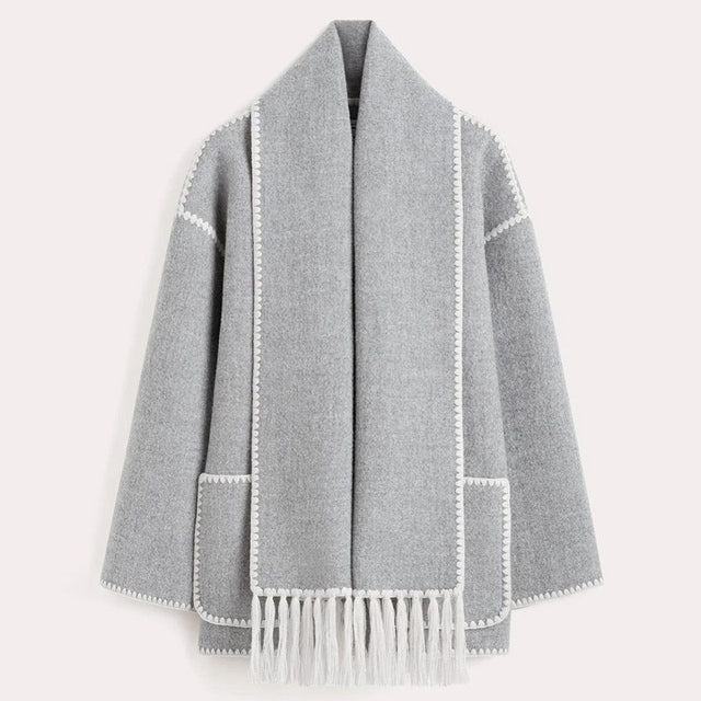 Grauer Damenmantel mit Schal, lange Ärmel, Taschen, Knöpfe, Wintermode, elegantes Design.