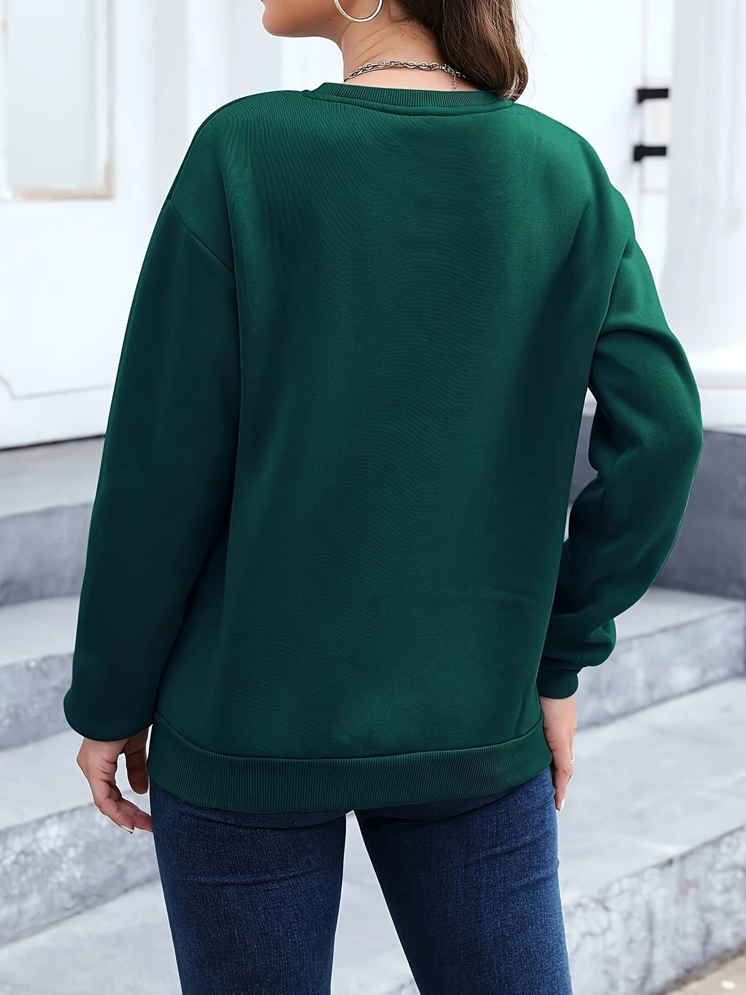 Frau in grünem Pullover, Rückansicht, lässiger Stil, Herbstmode, Damenbekleidung.
