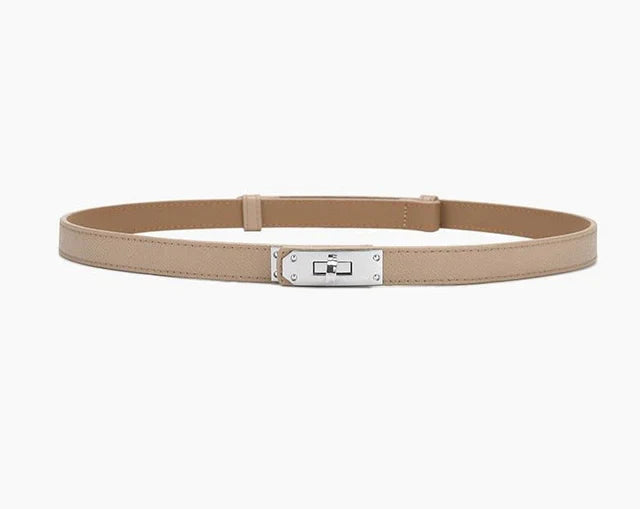Beiger Ledergürtel mit silberner Schnalle, modisches Accessoire für Damen.
