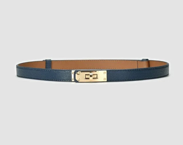 Dunkelblauer Ledergürtel mit goldener Schnalle, elegantes Design, modisches Accessoire.