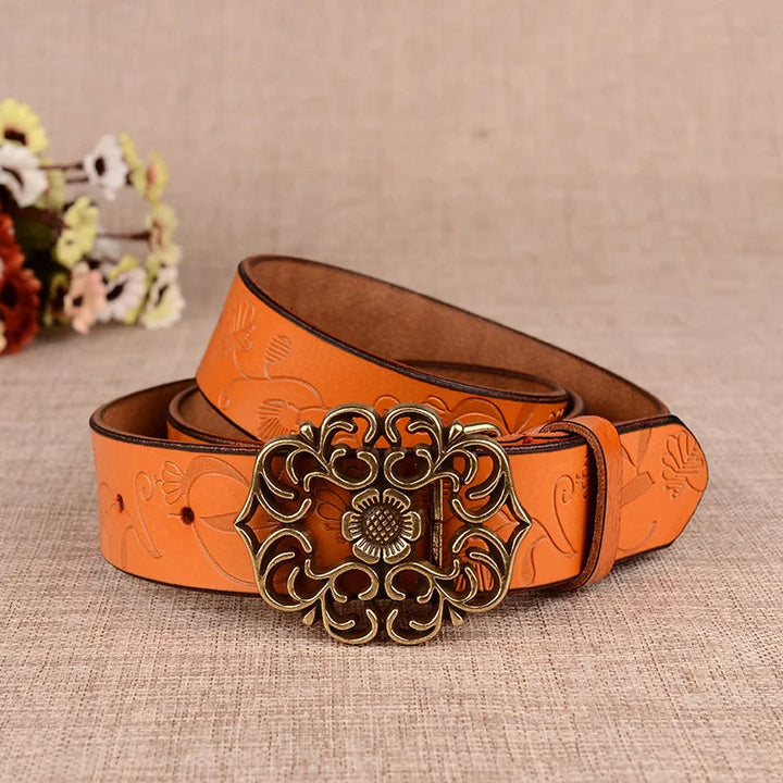 Damen Ledergürtel orange mit Blumenmuster und dekorativer Schnalle, modisches Accessoire.