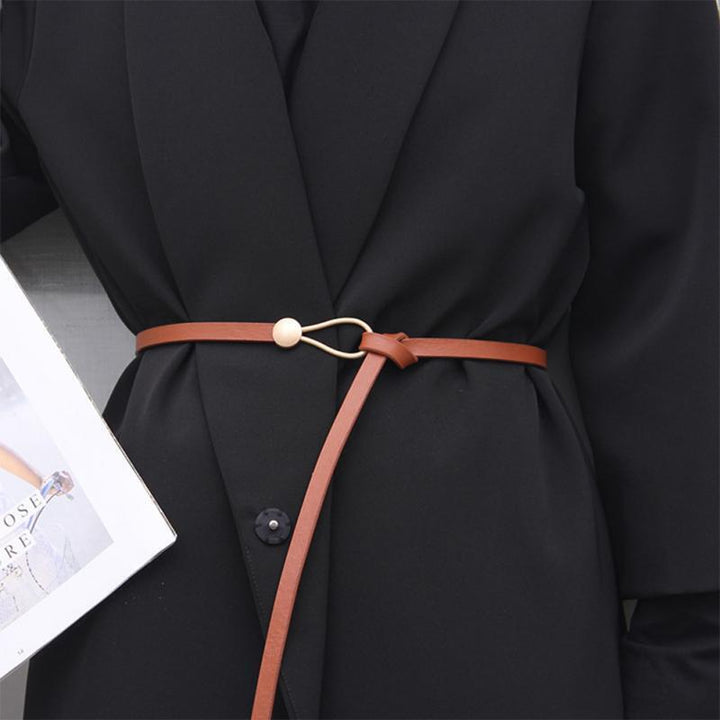 Brauner Ledergürtel mit goldener Schnalle, modisches Accessoire für Damen, elegant und stilvoll.