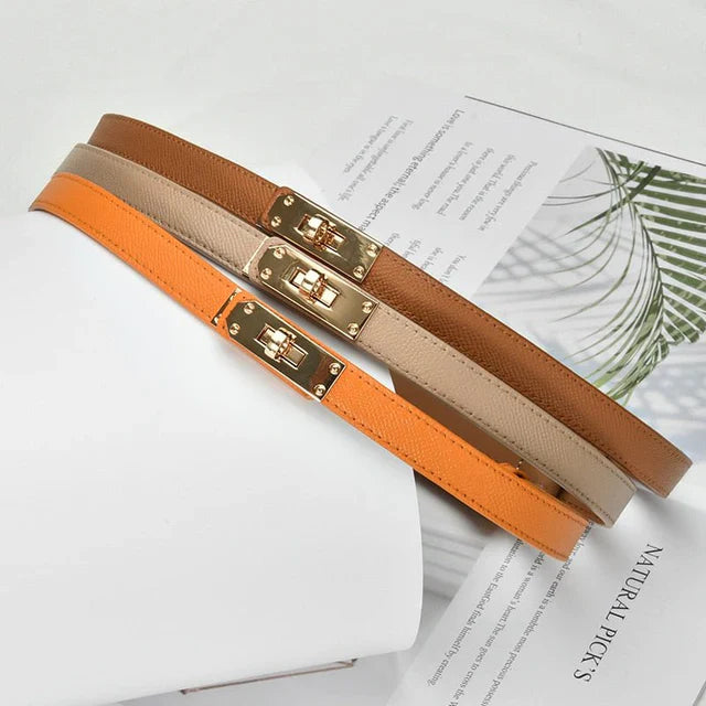 Drei Designer-Taillengürtel mit goldener Schnalle in Orange, Beige und Braun auf weißem Hintergrund.