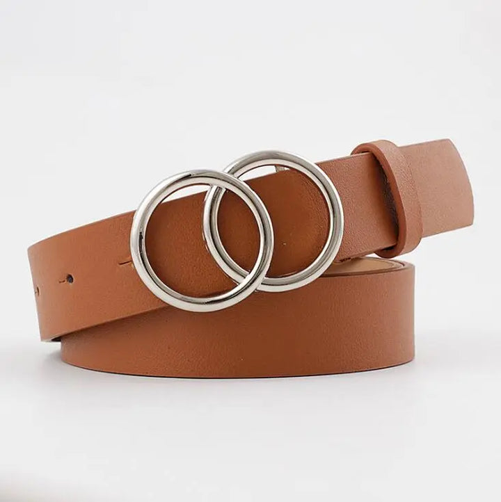 Brauner Ledergürtel mit silberner Doppelschnalle, modisches Accessoire für Damen.