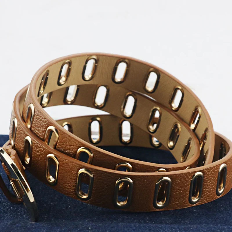 Khakifarbener Ledergürtel mit ovalen Metallösen, modisches Accessoire für Damen.