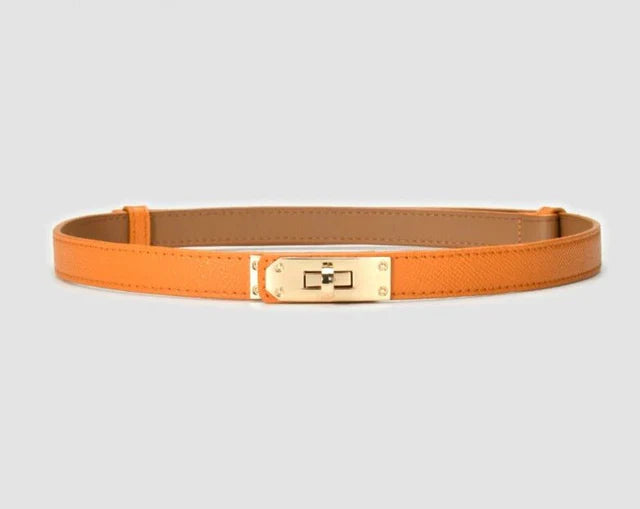 Orangefarbener Ledergürtel mit goldener Schnalle, modisches Accessoire für Damen.