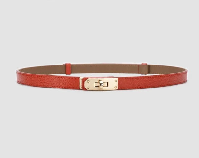 Roter Ledergürtel mit goldener Schnalle, Damenmode Accessoire, elegantes Design.