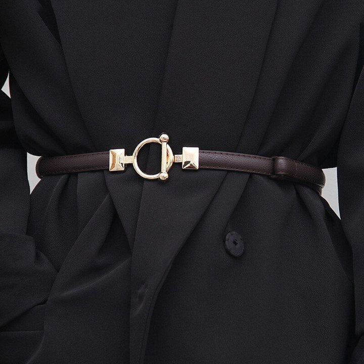 Dunkelbrauner Ledergürtel mit goldener Schnalle, elegantes Accessoire für Damenmode.