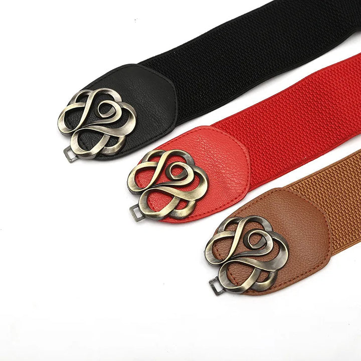 Drei elastische Gürtel mit Metallverschluss, Farben: Schwarz, Rot, Braun, modisch, Damenaccessoire.