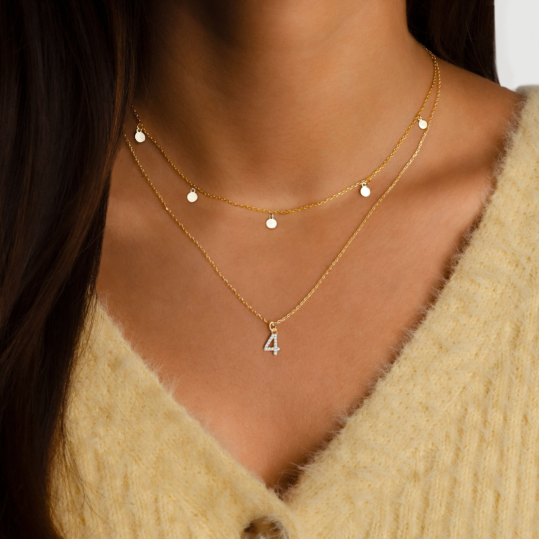 Damen Halskette Gold mit Anhänger Zahl 4, doppellagig, modisch, eleganter Schmuck.