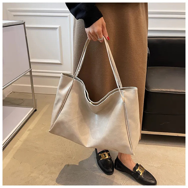 Damenhandtasche aus beigem Leder, große Tote Bag, elegantes Design, modisches Accessoire.