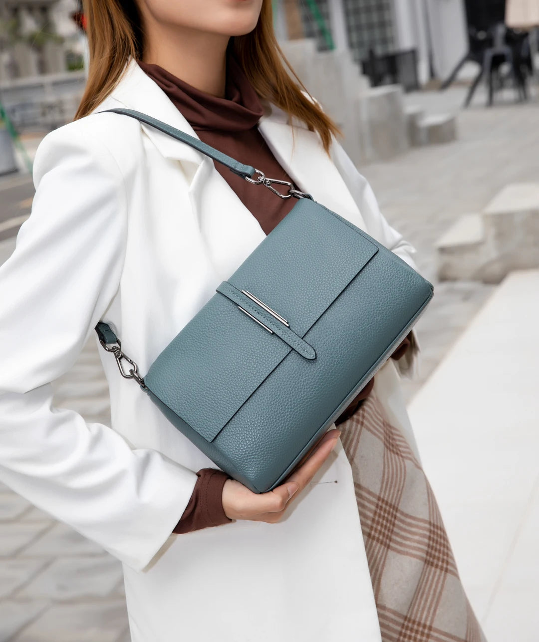 Frau mit blauer Lederhandtasche, Umhängetasche, modisch, elegant, Stadt, Herbstmode.
