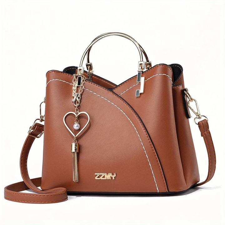Braune Damenhandtasche aus Leder mit Herzanhänger, modisch, elegant, Schulterriemen.