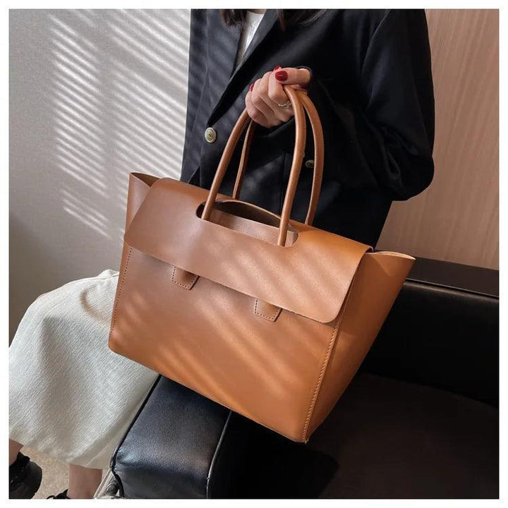 Damenhandtasche aus braunem Leder, elegant, mit Griffen, modisch, für Büro oder Alltag.