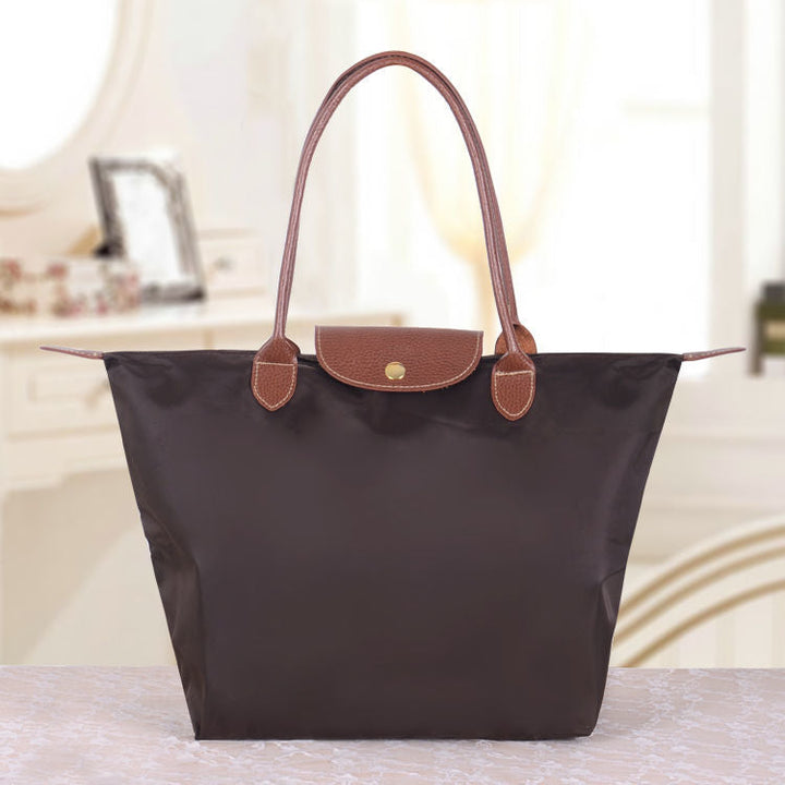Braune Damenhandtasche aus Leder und Stoff, elegant, geräumig, ideal für den Alltag.
