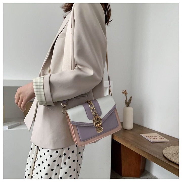 Frau mit beiger Jacke und pastellfarbener Umhängetasche, modisch, elegant, Damenmode.