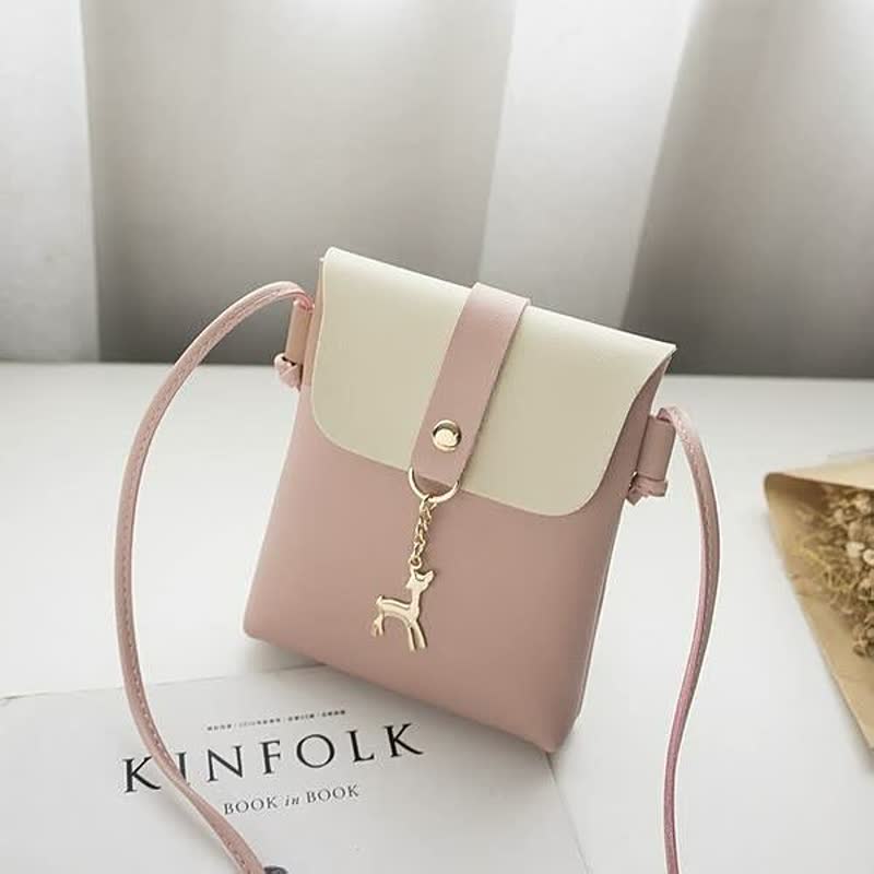 Damen Umhängetasche rosa und weiß, Kunstleder, mit Reh-Anhänger, modisch und elegant.
