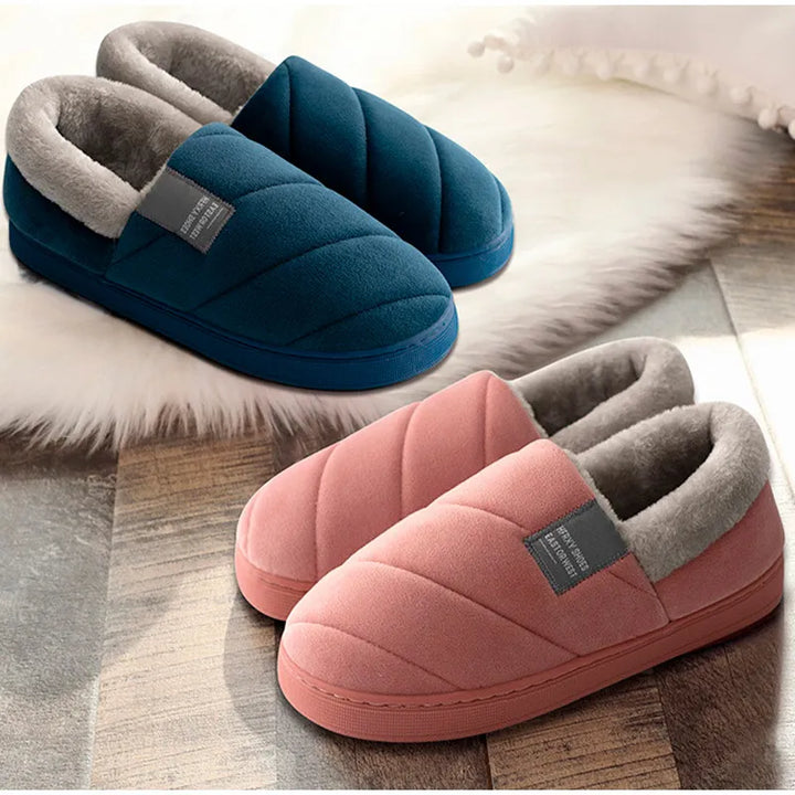 Blaue und rosa Hausschuhe, Plüschfutter, rutschfeste Sohle, gemütliche Winter-Pantoffeln.