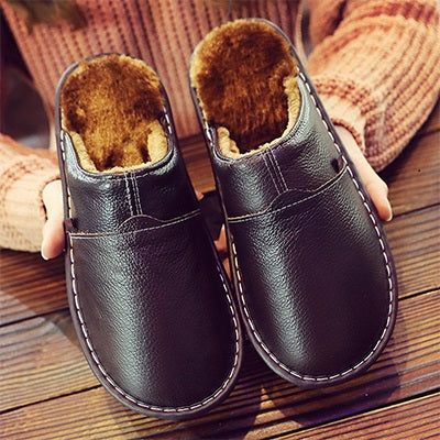 Braune Lederhausschuhe mit Plüschfutter, warme Winterpantoffeln für Damen und Herren.