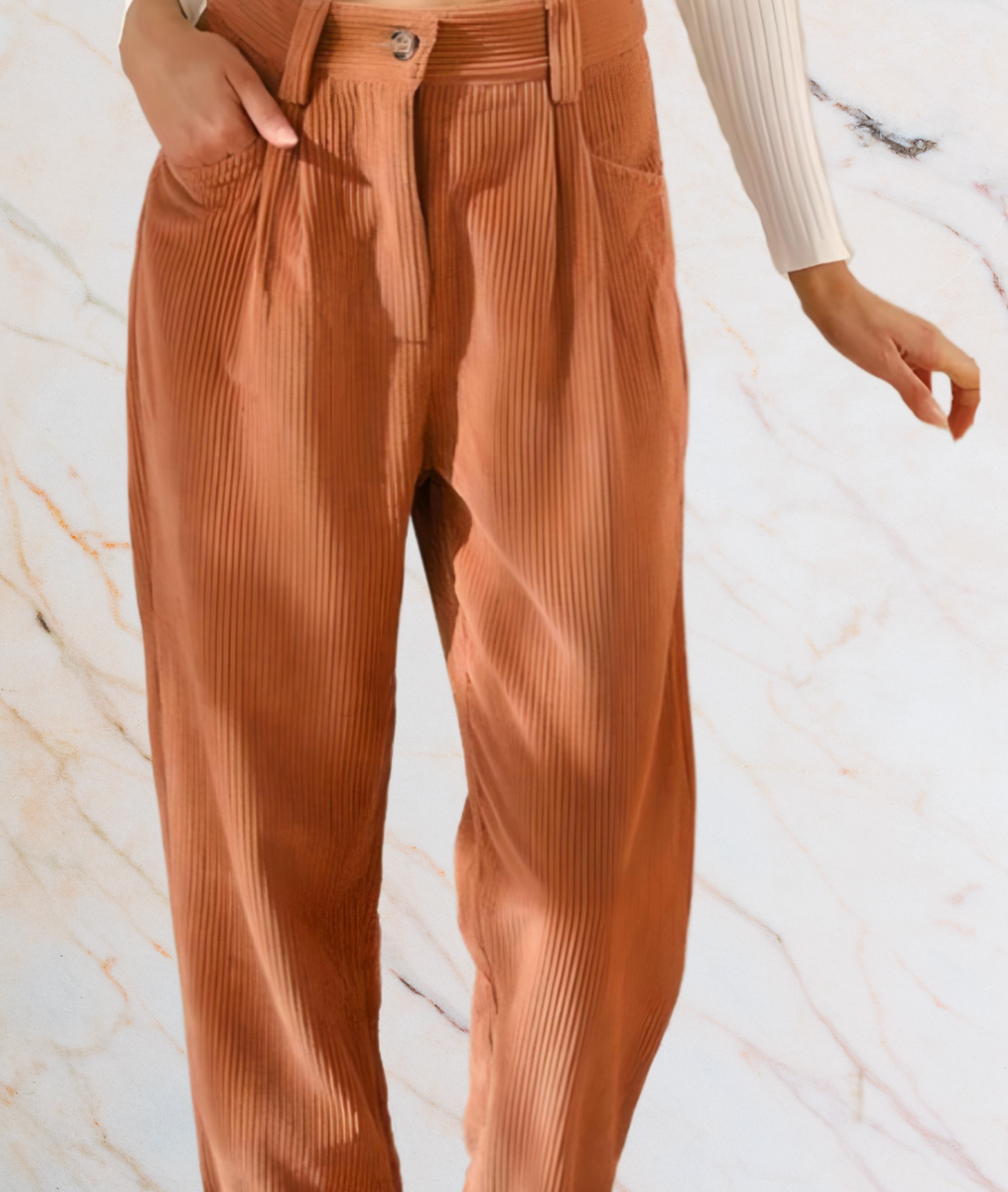 Damenhose aus Cord in Braun, hoher Bund, modisch, bequem, Herbstmode, eleganter Stil.