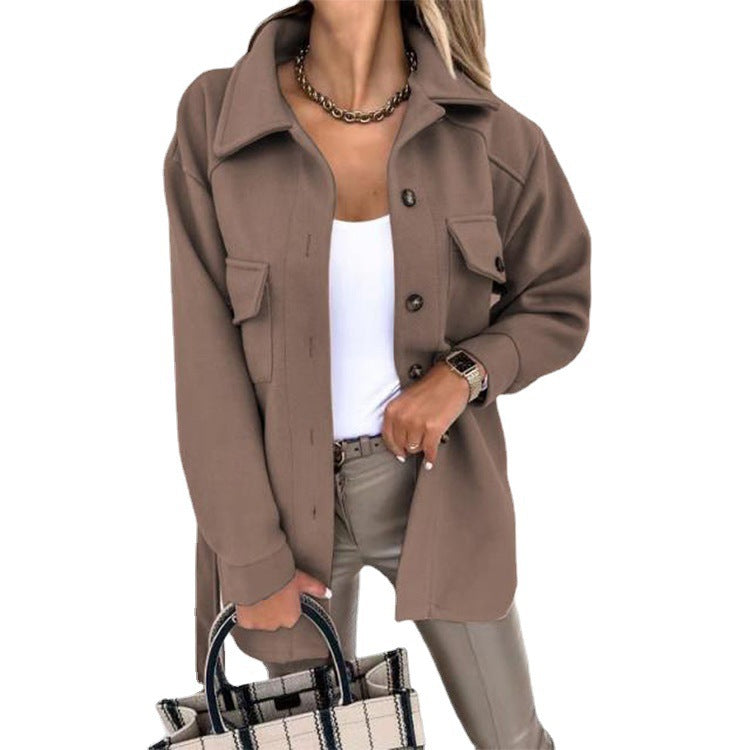 Damenjacke braun, Knopfleiste, Taschen, Herbstmode, eleganter Look, Freizeitkleidung.