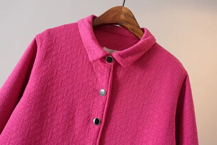 Rosa Damenjacke mit Knöpfen, strukturierter Stoff, modisch, elegant, Herbstbekleidung.