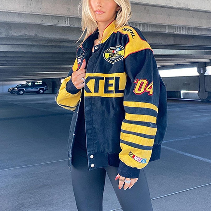 Frau in schwarzer und gelber Nextel-NASCAR-Jacke mit Aufnähern in Parkhaus.