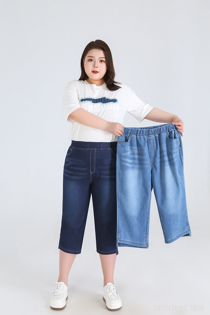 Frau zeigt blaue Jeans-Shorts, Plus-Size-Mode, lässige Damenbekleidung, Denim.