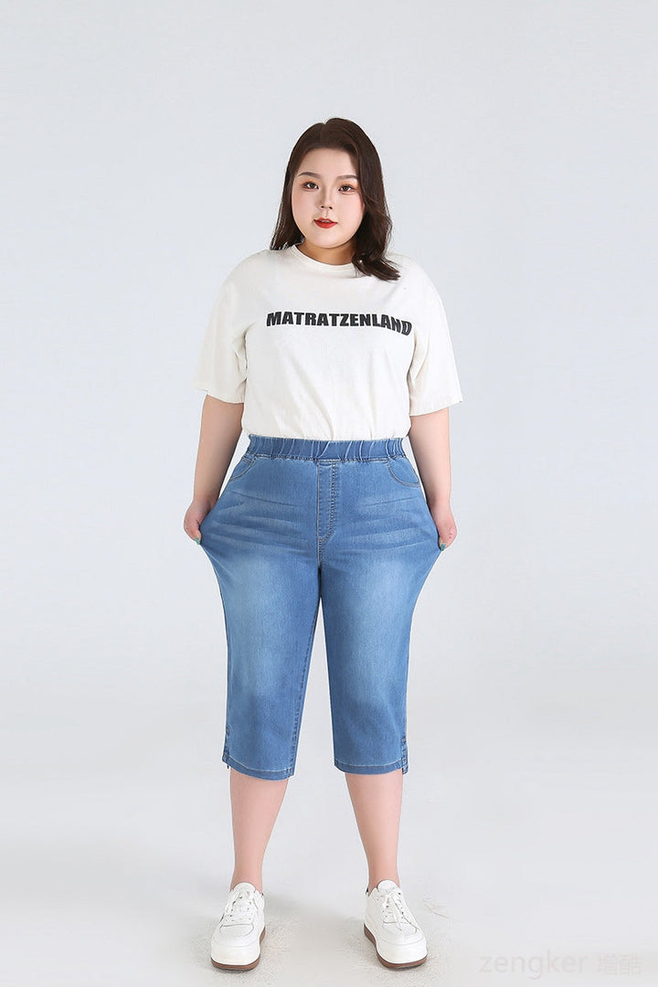 Frau in blauer Jeans-Caprihose und weißem T-Shirt, lässige Mode, Plus-Size-Bekleidung.