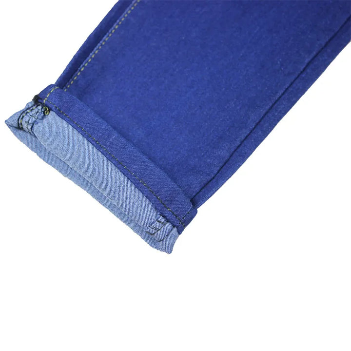 Blauer Jeansstoff, umgeschlagener Saum, hochwertige Denim-Mode, Detailansicht.