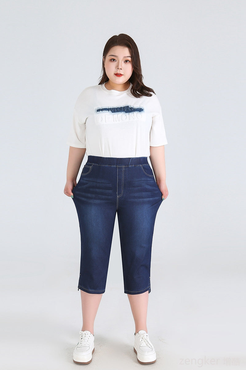 Frau in weißem T-Shirt und blauer Jeans-Caprihose, Plus-Size-Mode, lässiger Stil.