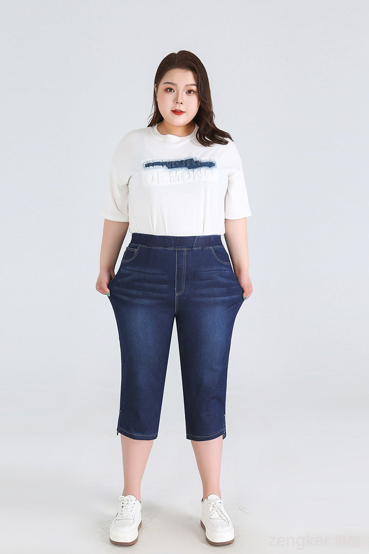 Frau in weißem T-Shirt und blauer Jeans-Caprihose, Plus-Size-Mode, lässiger Stil.