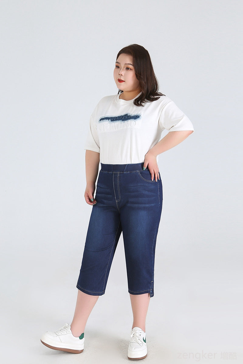 Frau in weißem T-Shirt und blauer Capri-Jeans, lässige Mode, Plus-Size, Studioaufnahme.