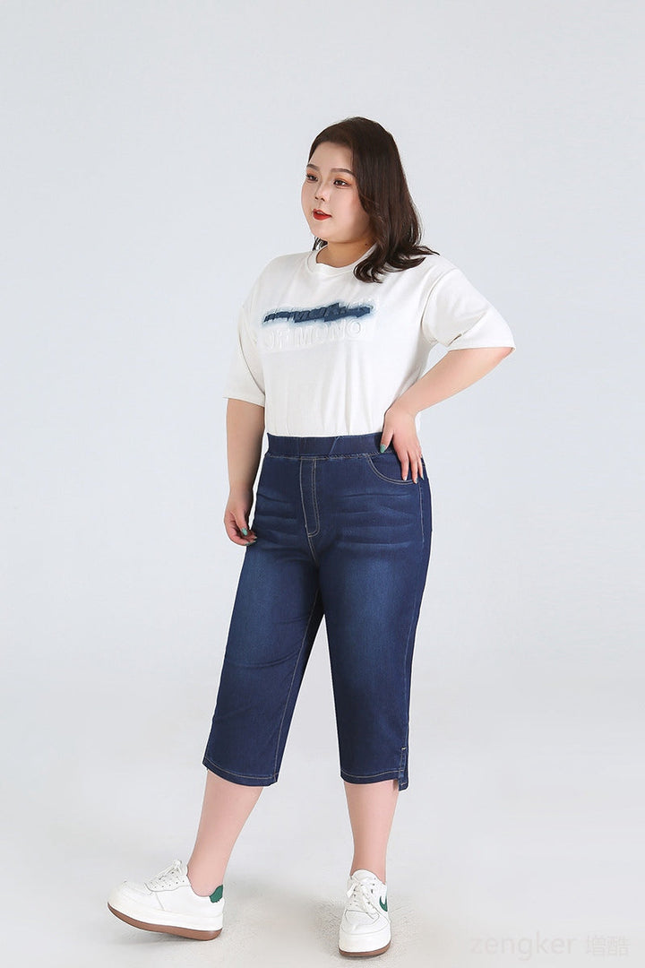 Frau in weißem T-Shirt und blauer Capri-Jeans, lässige Mode, Plus-Size, Studioaufnahme.