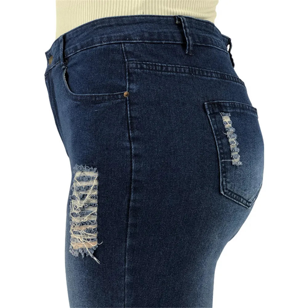 Dunkelblaue Damenjeans mit Rissen, figurbetont, modisch, Baumwolle, seitliche Ansicht.