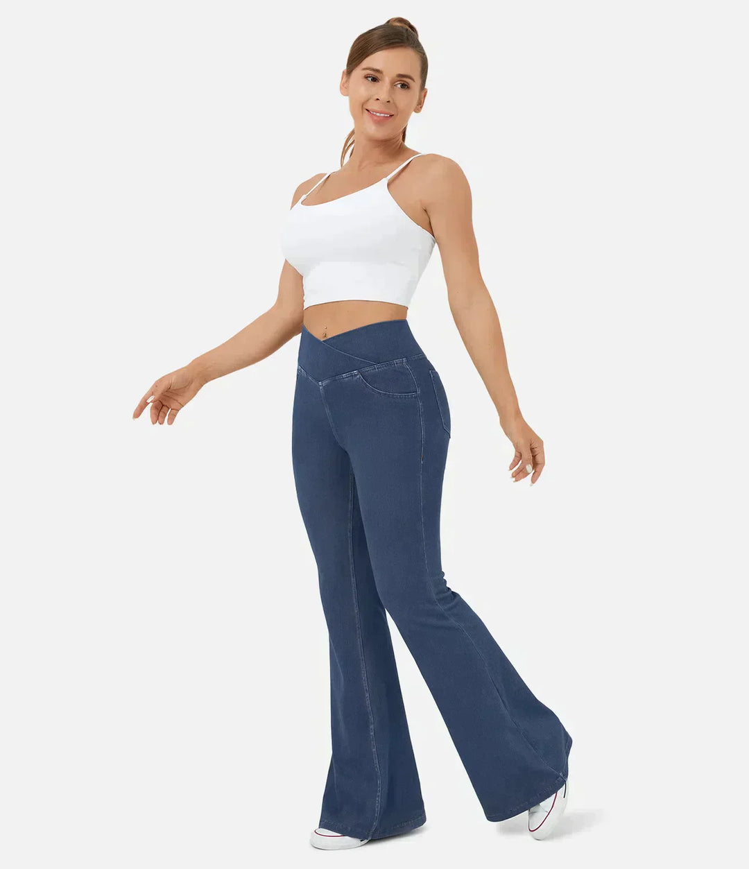 Frau in blauer Schlaghose und weißem Top, modische Damenbekleidung, Freizeitoutfit.