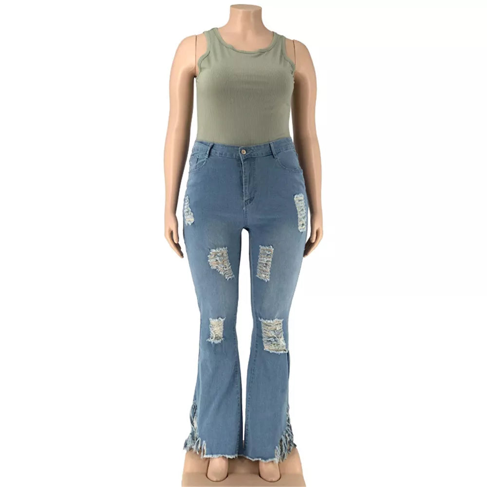 Damen-Modepuppe mit grünem Tanktop und zerrissenen blauen Schlagjeans, lässiger Look.