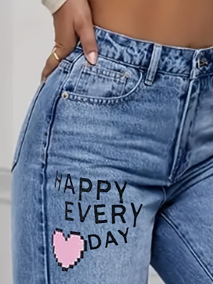 Damenjeans blau mit Aufschrift "Happy Every Day", Herzmotiv, modische Freizeitkleidung.